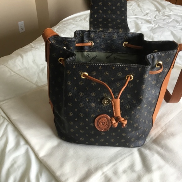 Beautiful Valleverde Shoulder/Crossbody Drawstring Leather Bag - Picture 7 of 10